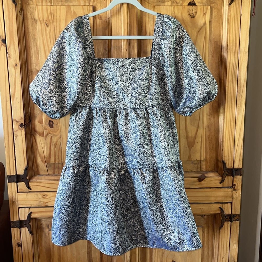 Moon River jacquard gold/navy mini dress. Size Medium. NWOT
